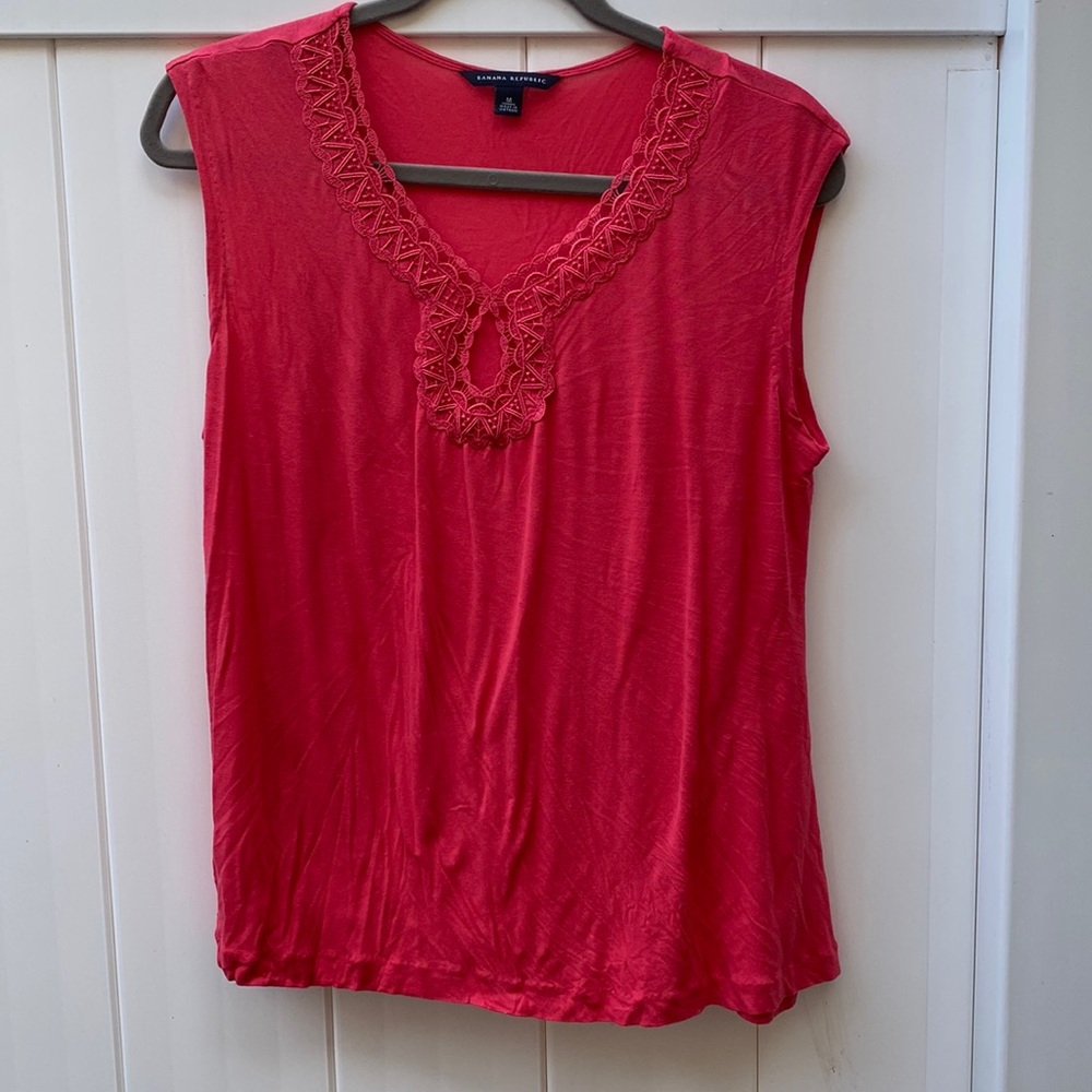 BANANA REPUBLIC Salmon V-Neck Tee W/ Lace Trim at neckline SUPER SOFT! Size M